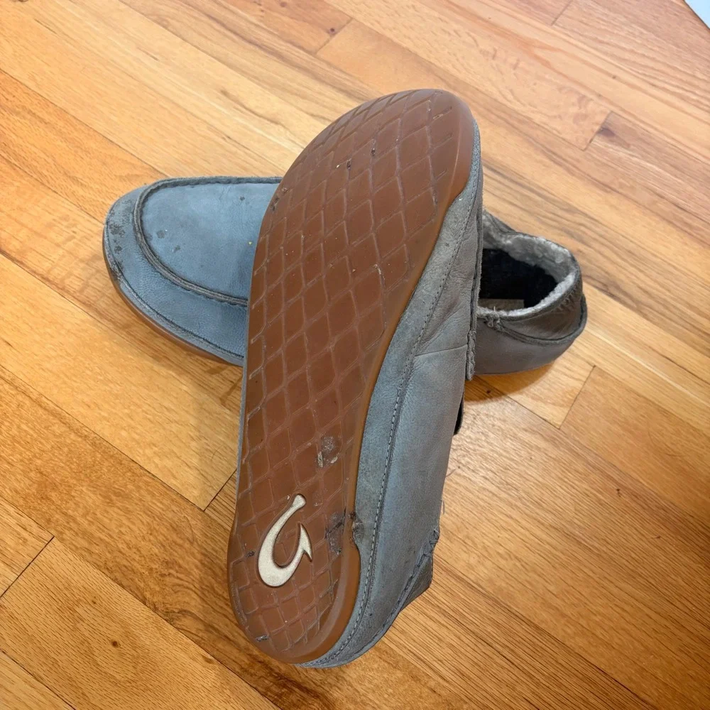 OluKai Kipuka Hulu Mens 12 Grey Leather Shearling Lined Slippers 10450-2626